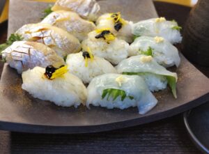 鮃握りひ志お乗せ、コウイカと大葉の握り、花鯛昆布締握り